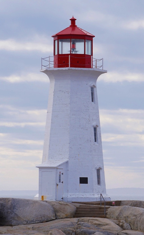 Phare blanc et rouge devant le ciel