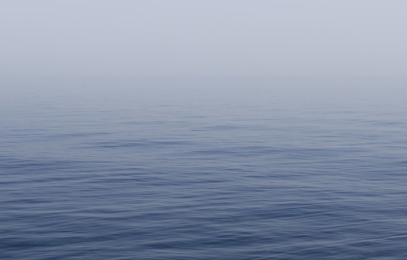 Surface de la mer calme sous une lumière douce